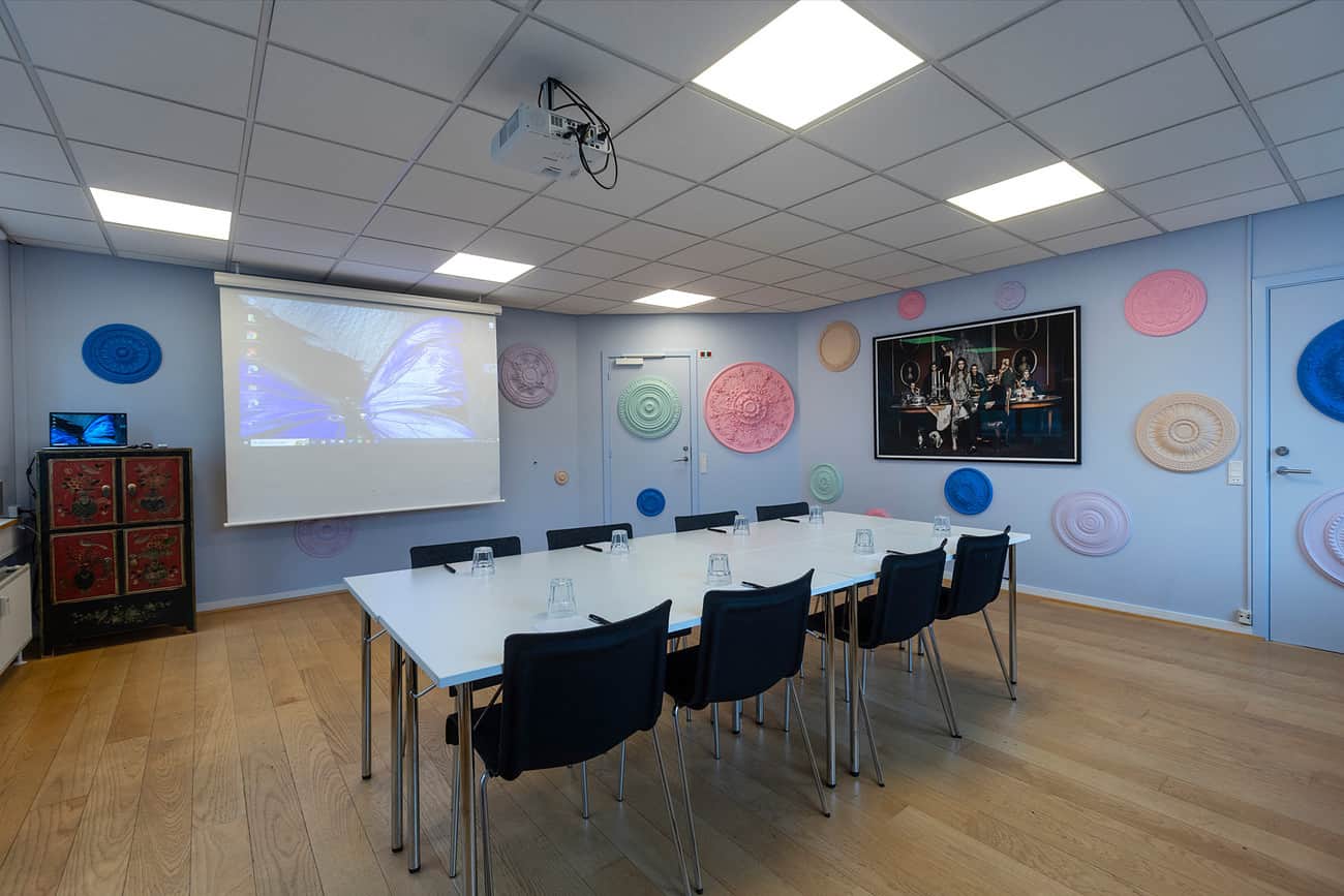Mødelokale med farverige dekorationer og projector