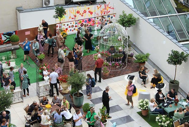 Mennesker samles i et farverigt udendørs mødeområde